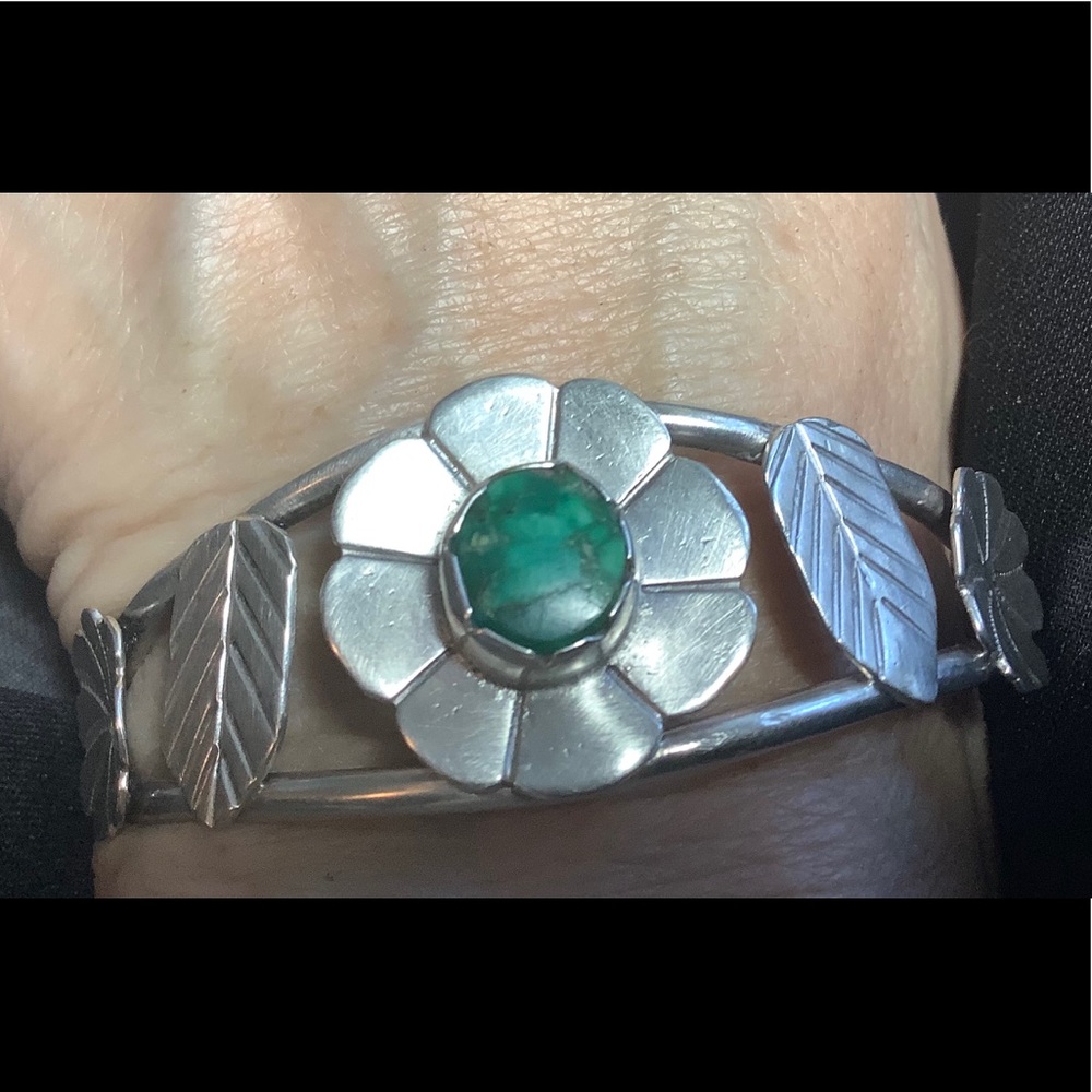 Vintage sterling silver turquoise cuff bracelet. - Picture 2 of 12